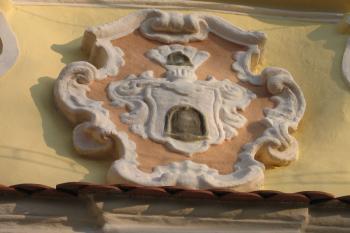 Erb nad původní hlavní branou (© Pavel Vítek 11/2005)