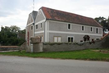 Tvrz od východu ( © Filip Matoušek 9/2005)