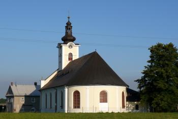 pohled na evangelický kostel od obecní školy ( © Jan P. Štěpánek 06/2008)
