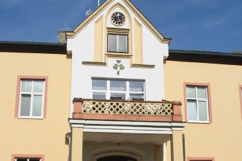 detail zámeckého vchodu s balkónem v 1.patře (© D Dohňanský, 06/2015)