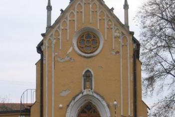 Pseudogotická kaple v parku, nyní skladiště (© Pavel Vítek 11/2005)