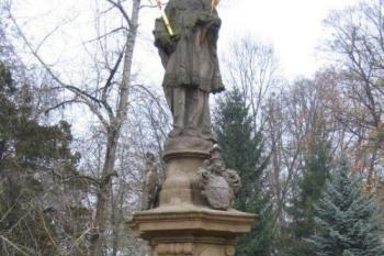Socha sv. Jana Nepomuckého z r. 1700 v parku (© Pavel Vítek 11/2005)