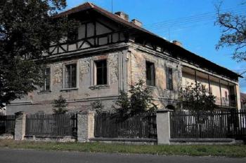 Budova zámku (© Pavel Vítek 11/2005)