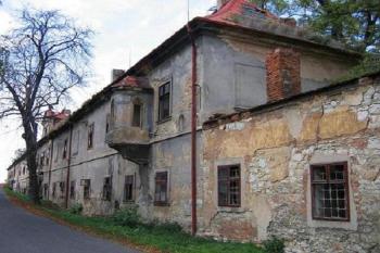 Pohled na zámek ze silnice (© Pavel Vítek 11/2005)