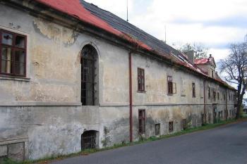 Pohled na zámek ze silnice (© Pavel Vítek 11/2005)
