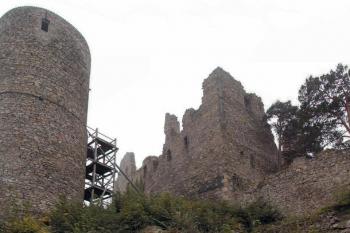 bergfrit a palác v pohledu od 1. brány ( © Pavel Zany Komárek 8/9/2002)