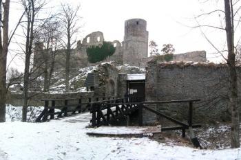 Celkový pohled na hrad od severu ( © Filip Matoušek 12/2005)