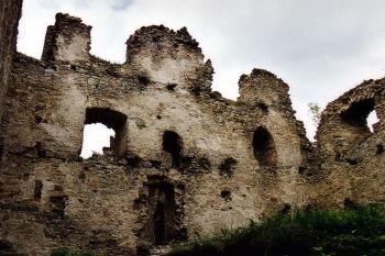 Zříceniny hradního paláce (© Jiří Cukr, 04/2002)
