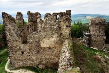 Hradní palác a severní věž - pohled z vyhlídkové věže (© Jiří Cukr, 04/2002)