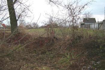 pohled přes severní příkop za nímž se na plošině nacházel prostor tábora ( © Ondřej Štěpánek 12/2005)
