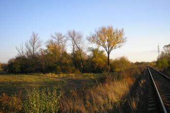 celkový pohled na lokalitu opevněného tábora-hrádku, vpravo trať Kojetín-Kroměříž ( © Ondřej Štěpánek 10/2006)