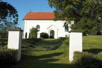 Vchod ke kostelu (© Aleš Marek 11/2005)
