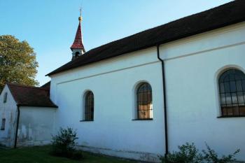 Pohled od zadní části kostela (© Aleš Marek 11/2005)