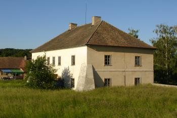 pohled na faru od kostela ( © Jiří Čížek 06/2010)