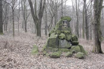Pomník Karla Eichlera (1854 - 1909), předsedy Horského spolku v době přestavby Větruše ( © Ivan Grisa 03/2010)