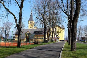 Alej vedoucí od západu k Větruši (© Jiří Cukr, 04/2010)