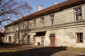Správní budova od jihozápadu (© Lukáš Pechánek, 03/2012)