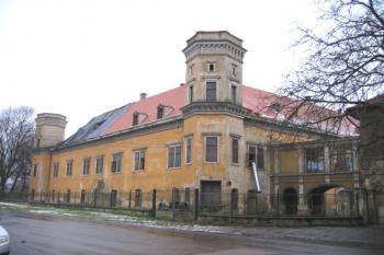 Pohled na zámek ze silnice ( © Pavel Vítek 12/2005)