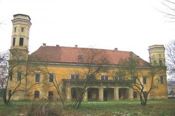 Hlavní průčelí do parku ( © Pavel Vítek 12/2005)