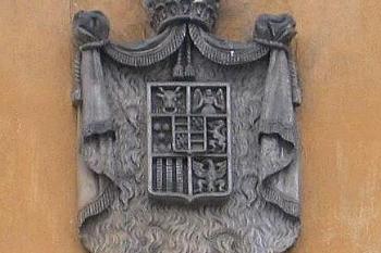 Erb nad parkovým průčelím ( © Pavel Vítek 12/2005)