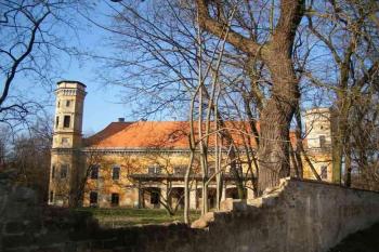 Zámek od silnice (© Dita Kacerovská, 02/2007)