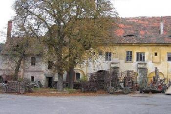 Dvůr zemědělského podniku se zámkem ( © Pavel Vítek 11/2005)