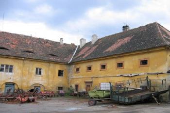 Dvůr zemědělského podniku se zámkem ( © Pavel Vítek 11/2005)