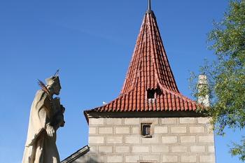 Mostní věž od východu s kopií sochy sv. Jana Nepomuckého (© Ivan Grisa, 08/2008)