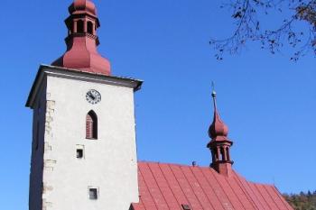farní kostel obklopený hřbitovem ( © Jan P. Štěpánek 11/2005)