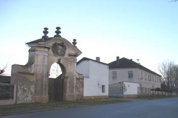 Budova v pozadí je zámek, který již zámek ničím nepřipomíná ( © Pavel Vítek 12/2005)