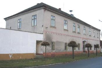Budova zámku, ale moc již zámek nepřipomíná ( © Pavel Vítek 12/2005)