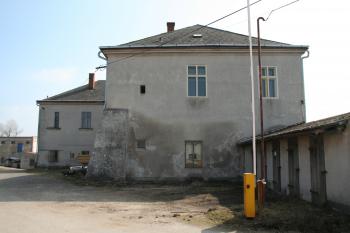 Pohled, ze kterého budova aspoň trochu jako zámek vypadá ( © Petr Nožička 03/2010)