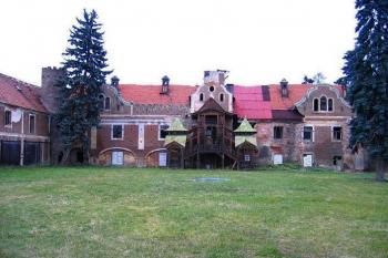 Zámek z bývalého nádvoří (© Pavel Vítek 11/2005)