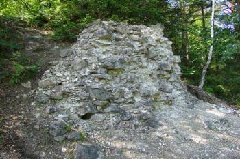 Zbytky hradby na jinu ( © Roman Řezáč 08/2005)