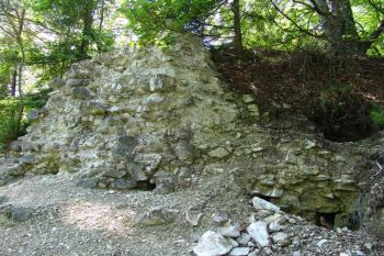 Zbytky hradby na jinu ( © Roman Řezáč 08/2005)