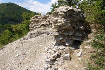 Nejvýraznější zbytky zdiva ( © Roman Řezáč 08/2005)