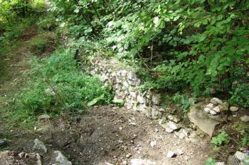 Odkopaná zeď ( © Roman Řezáč 08/2005)