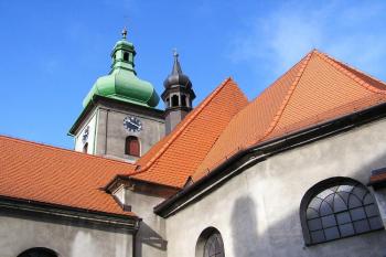 pohled od zadní části kostela ( © Jan P. Štěpánek 11/2005)