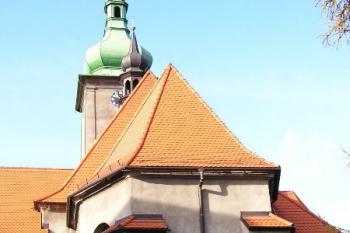 zadní partie kostela ( © Jan P. Štěpánek 11/2005)