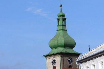 pohled z hlavního náměstí na věž kostela ( © Jan P. Štěpánek 11/2005)