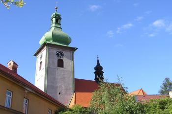 pohled na kostel z Dolní ulice (© Jan P. Štěpánek 07/2006)
