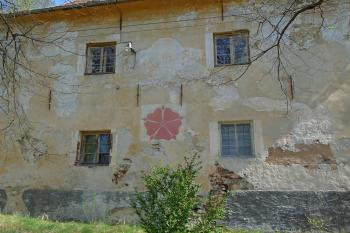 rožmbeská růže na západním průčelí paláce (později fary) (© Jaroslav Špiroch  04/2024)