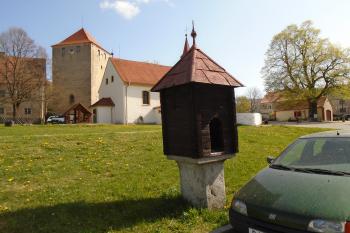 pohled na tvrz z jihozápadu, vpopředí boží muka (© Jaroslav Špiroch  04/2024)