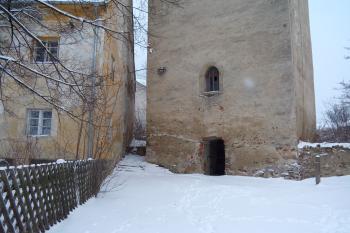 Původní a pod ním novodobý vchod do věže (© Michal Kutzendorfer, 04/2009)