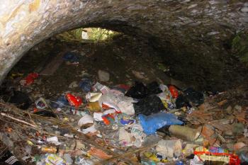 Renesanční sklep sloužící jako skládka, stav 23.5.2009 (© Michal Kutzendorfer, 05/2009)