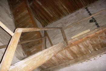 Věž - schody do druhého a třetího patra (© Michal Kutzendorfer, 05/2009)