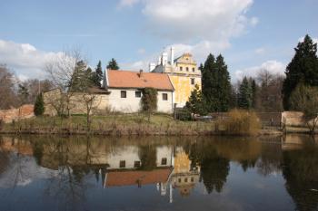 Zámek a sousední tvrz od jihu ( © Ivan Grisa 04/2011)