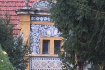 Zbytky renezančních sgrafit nad hlavní bránou ( © Pavel Vítek 11/2005)