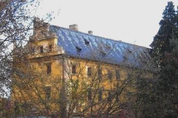 Boční trakt zámku z parku ( © Pavel Vítek 11/2005)