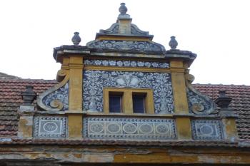 Novorenesnční štít nad severní bránou. (© Jan Sommer, 07/2008)